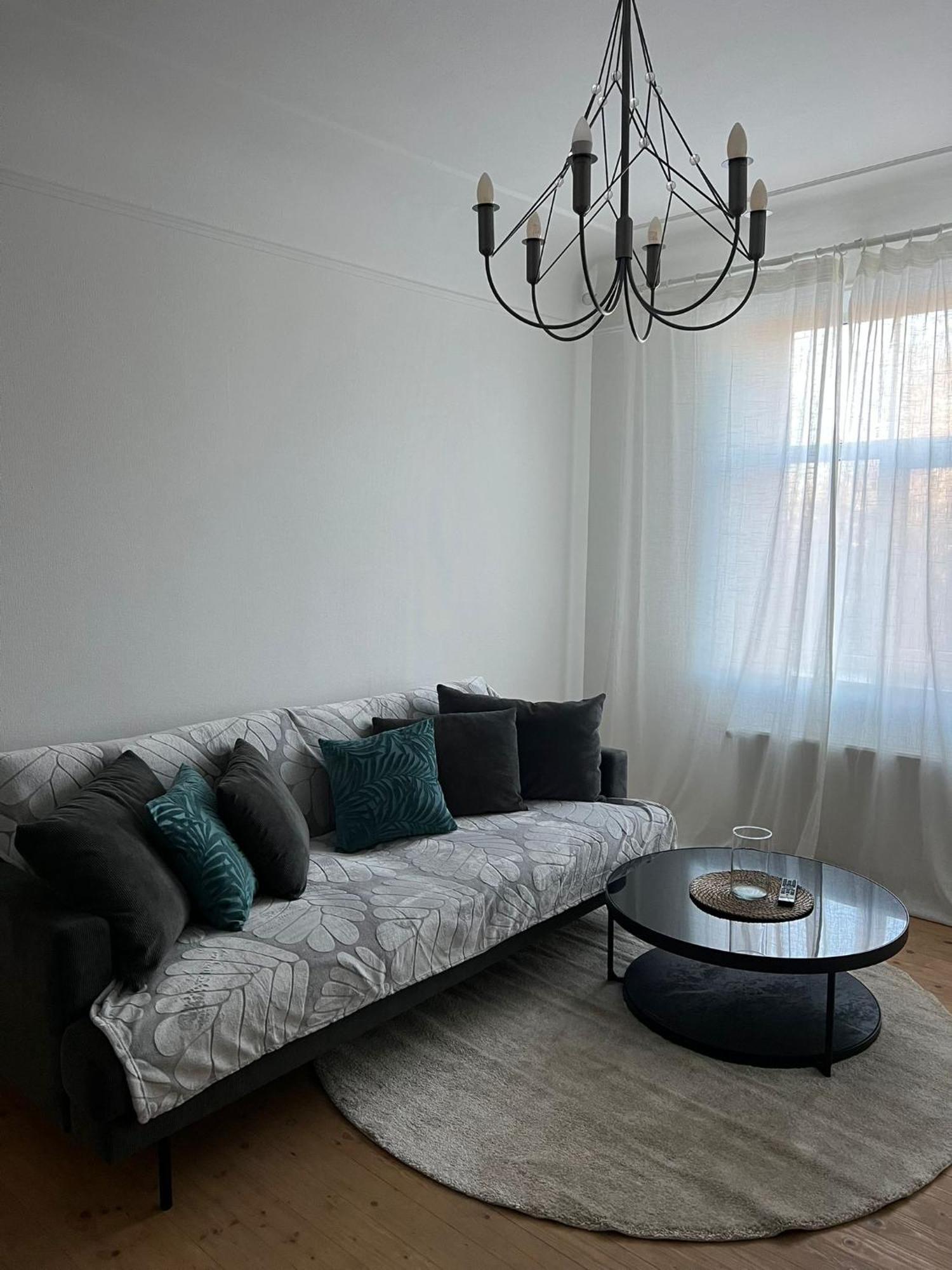 Charming On Eveles Street Apartment *
